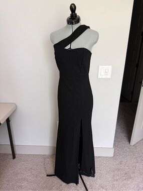 Lulu's Your Majesty Black One-Shoulder Formal Gown